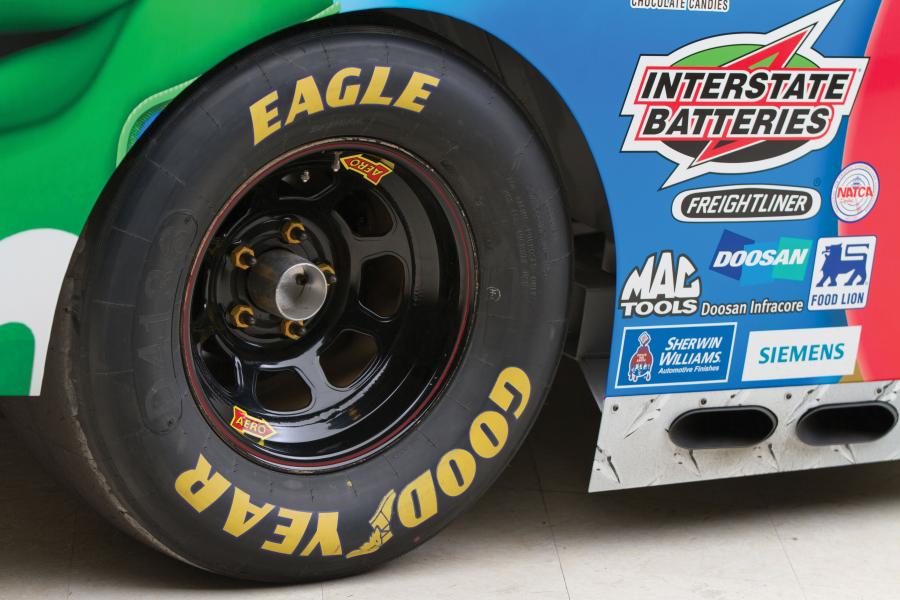  Toyota Camry Kyle Busch #18 NASCAR Race Car 2011 года  (фото 18 из 26)